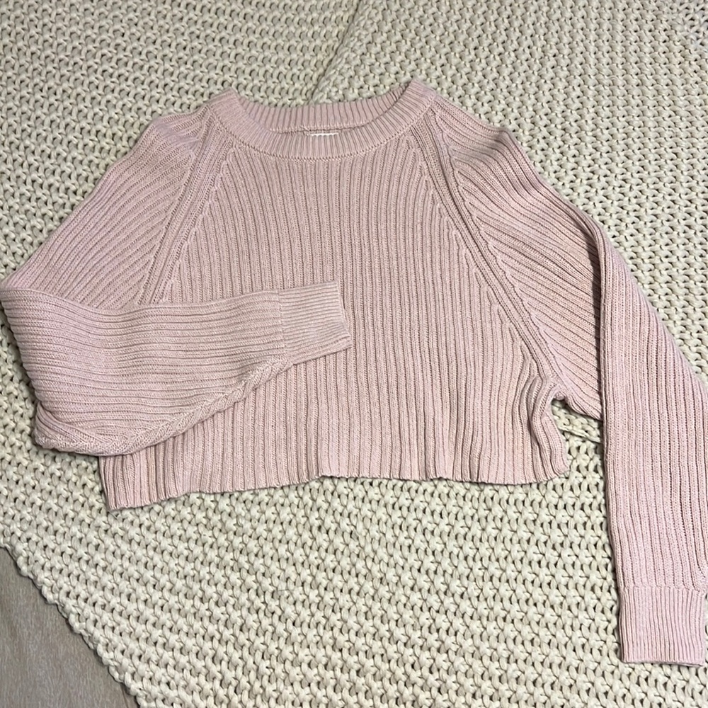 cute light pink cropped sweater!!